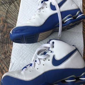 Basketball shoes